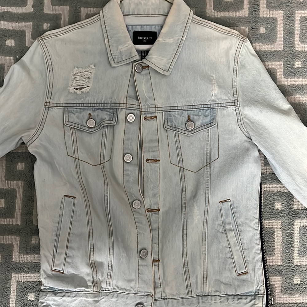 FOREVER 21 LIGHT BLUE DISTRESSED JEAN JACKET W ZIPPER, SIZE (XS)